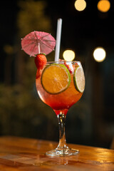 Mãos segurando deliciosa bebida 1