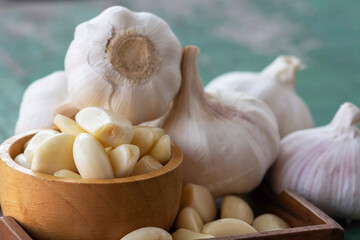 Peeled garlic in wooden bowl
