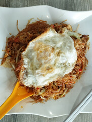 Singapore fried bee hoon with fried egg