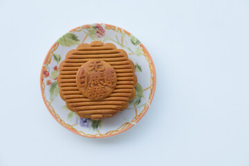 Round shape moon cake, The characters on the mooncake are 