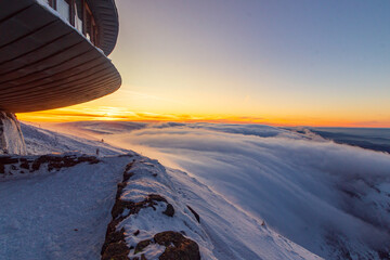 Zachód słońca w górach Karkonosze na Śnieżce w chmurach, zachodzące słońce. © krzys ser