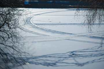 Obraz premium skid marks of snowmobile