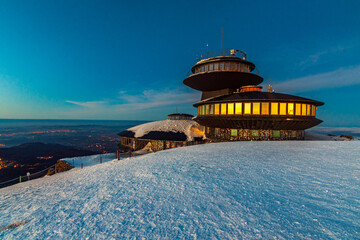 Obserwatorium Meteorologiczne Śnieżka w polskie góry Karkonosze o zachodzie słońca.