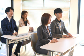 セミナーを受講する男女のビジネスパーソン