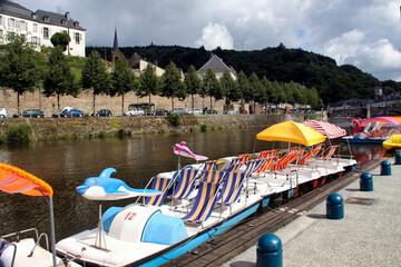 pedalò colorati decorati con delfini sul fiume Semois a Bouillon in Belgio