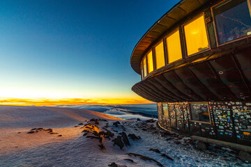 Obserwatorium Meteorologiczne Śnieżka w polskie góry Karkonosze o zachodzie słońca.