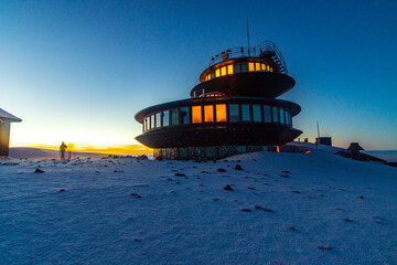 Obserwatorium Meteorologiczne Śnieżka w polskie góry Karkonosze o zachodzie słońca.