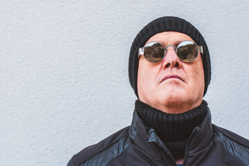 Mann mit Mütze und Brille