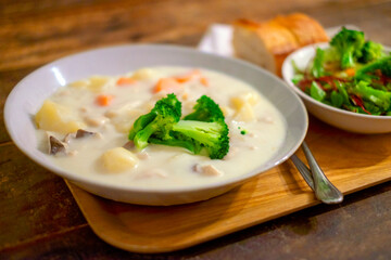 クリームシチューとサラダとパン