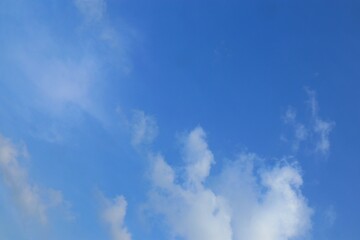 Serene Azure Sky with Wispy Cloudscape
