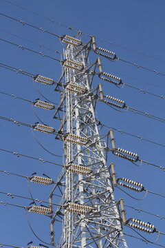 青空背景の送電線