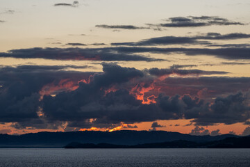 Ein spektakulärer Sonnenaufgang vor der Küste von Martinique - Fort de France