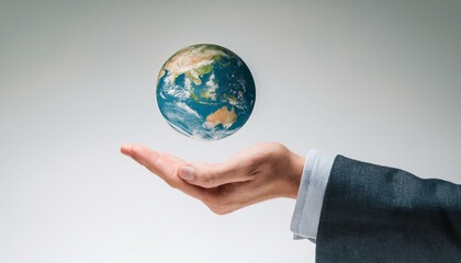 거대한 손 위에 떠 있는 작은 지구