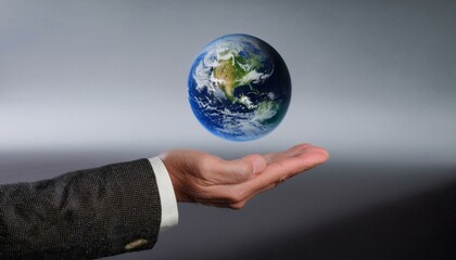 거대한 손 위에 떠 있는 작은 지구