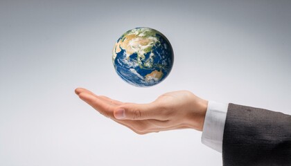 거대한 손 위에 떠 있는 작은 지구