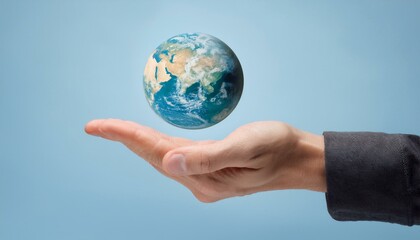 거대한 손 위에 떠 있는 작은 지구
