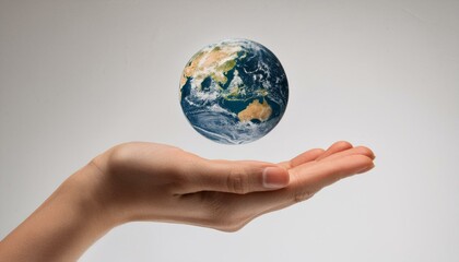 거대한 손 위에 떠 있는 작은 지구