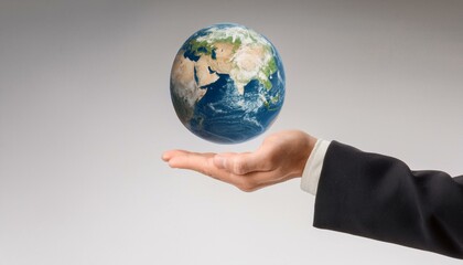 거대한 손 위에 떠 있는 작은 지구