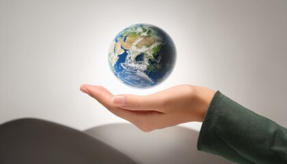 거대한 손 위에 떠 있는 작은 지구