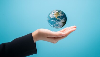 거대한 손 위에 떠 있는 작은 지구