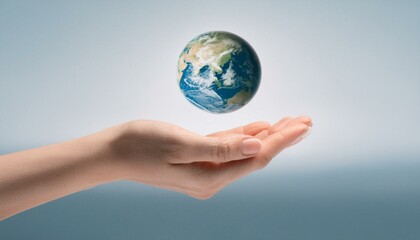 거대한 손 위에 떠 있는 작은 지구