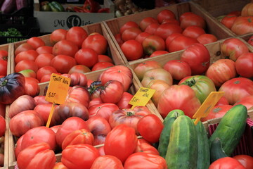 Distintas variedades de tomates en una parada del mercado