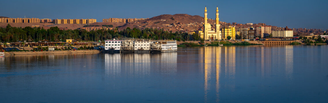 orillas de rio Nilo con en desierto a los lados Egipto