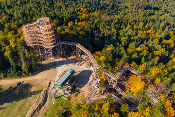 Drewniana wieża i ścieżka koronami drzew w Krynicy-Zdroju. © Jacek