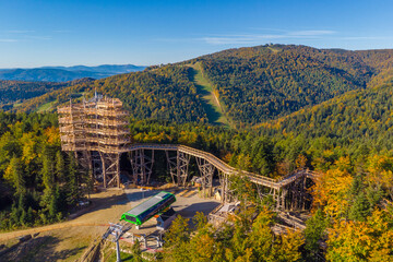Wieża ze ścieżką koronami drzew i szczyt Jaworzyna Krynicka. © Jacek