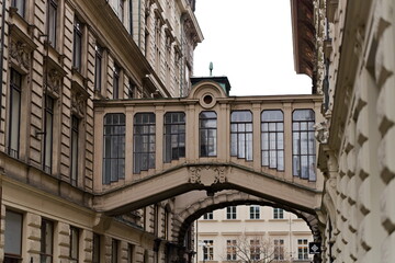 zabytkowy mostek łączący kamienice w wąskiej uliczce