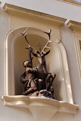 rzeźba św. Huberta z jeleniem we wnęce ściennej © Piotr