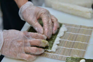 fabrication, d&eacute;coup&eacute; de sushis