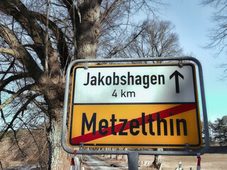 Ortsausgangsschild mit der Aufschrift - Jakobshagen 4 km - Metzelthin