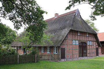 Fototapeta premium Historisches Gebäude im Landkreis Oldenburg in Niedersachsen 
