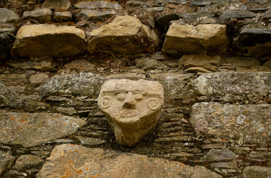 Cabeza de piedra en muro de la &eacute;poca preincaica en Huaraz Per&uacute;
