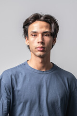 sesión fotográfica de modelo masculino en estudio fondo blanco