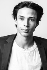 sesión fotográfica de modelo masculino en estudio fondo blanco