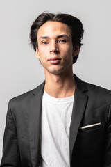 sesión fotográfica de modelo masculino en estudio fondo blanco