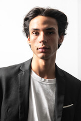 sesión fotográfica de modelo masculino en estudio fondo blanco