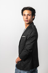 sesión fotográfica de modelo masculino en estudio fondo blanco