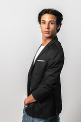 Fototapeta premium sesión fotográfica de modelo masculino en estudio fondo blanco