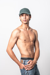 sesi&oacute;n fotogr&aacute;fica de modelo masculino en estudio fondo blanco