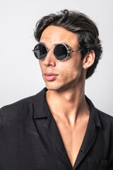 sesión fotográfica de modelo masculino en estudio fondo blanco