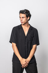 sesión fotográfica de modelo masculino en estudio fondo blanco