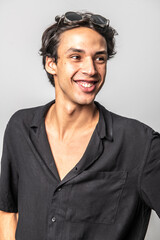 sesión fotográfica de modelo masculino en fondo blanco
