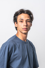 sesión fotográfica de modelo masculino en fondo blanco
