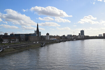 Fototapeta premium Rheinuferpromenade in Düsseldorf, Nordrhein Westfalen, Deutschland