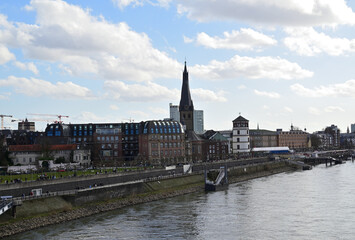 Rheinuferpromenade in Düsseldorf, Nordrhein Westfalen, Deutschland
