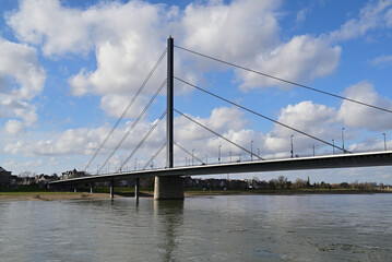 Oberkasseler Brücke über Rhein in Düsseldorf, Deutschland