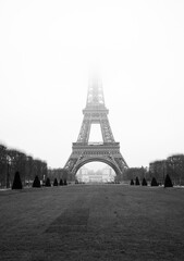 Obraz premium eiffel tower Paris fog